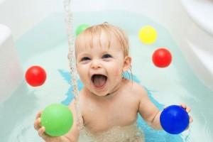 baby-playing-water